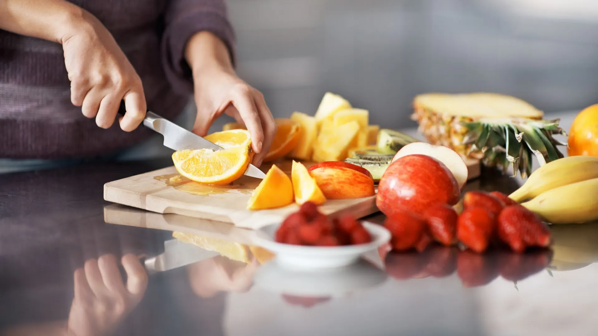 Cómo limpiar y desinfectar la tabla de cortar de tu cocina