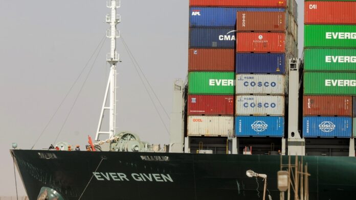 buque se ha atascado en el canal de Suez