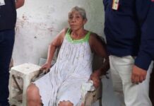 mujer golpeaba a su madre