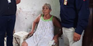 mujer golpeaba a su madre