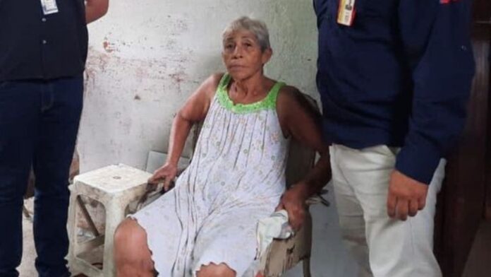 mujer golpeaba a su madre