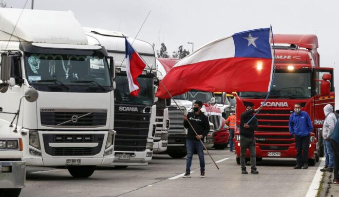 Camioneros cierran vías Chile