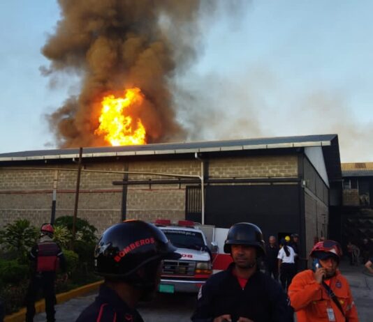 Incendio en galpones centro comercial Casa Mia en Miranda