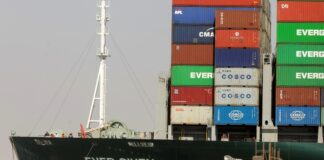 buque se ha atascado en el canal de Suez