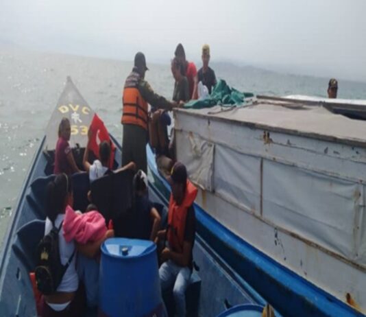 rescate de 50 personas en embarcacion