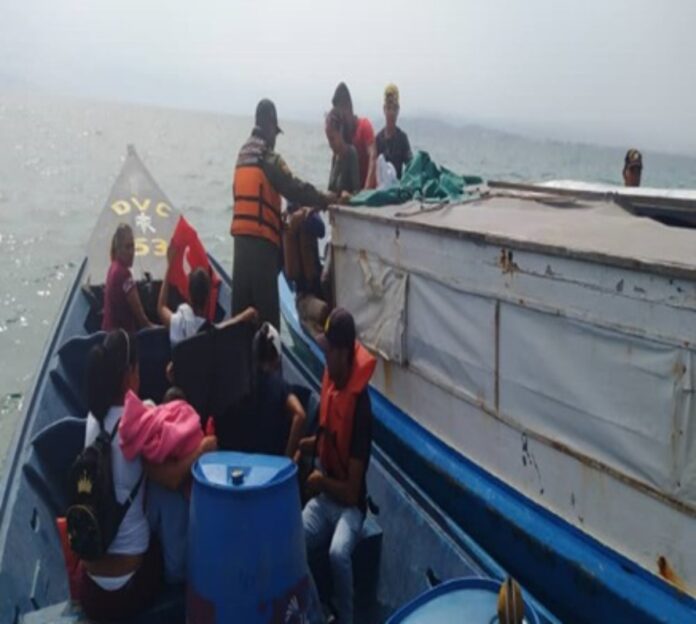 rescate de 50 personas en embarcacion