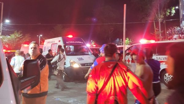 Estampida en estadio de El Salvador deja al menos 12 muertos