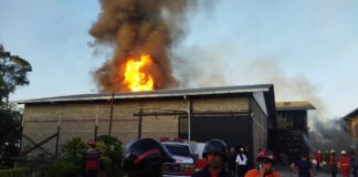 Incendio en galpones centro comercial Casa Mia en Miranda