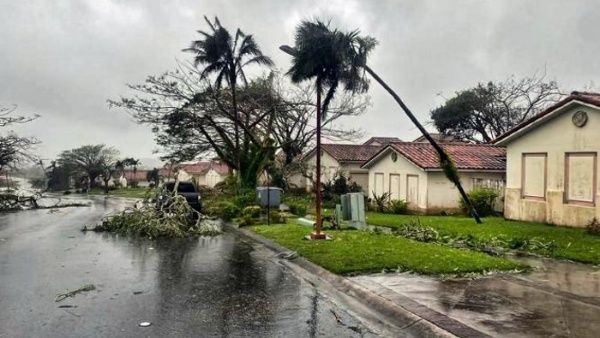Pasa por isla de Guam Tifón Mawar